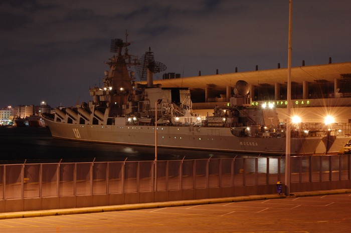 Tàu chiến Nga mang số hiệu 121 tại cảng nước ngoài